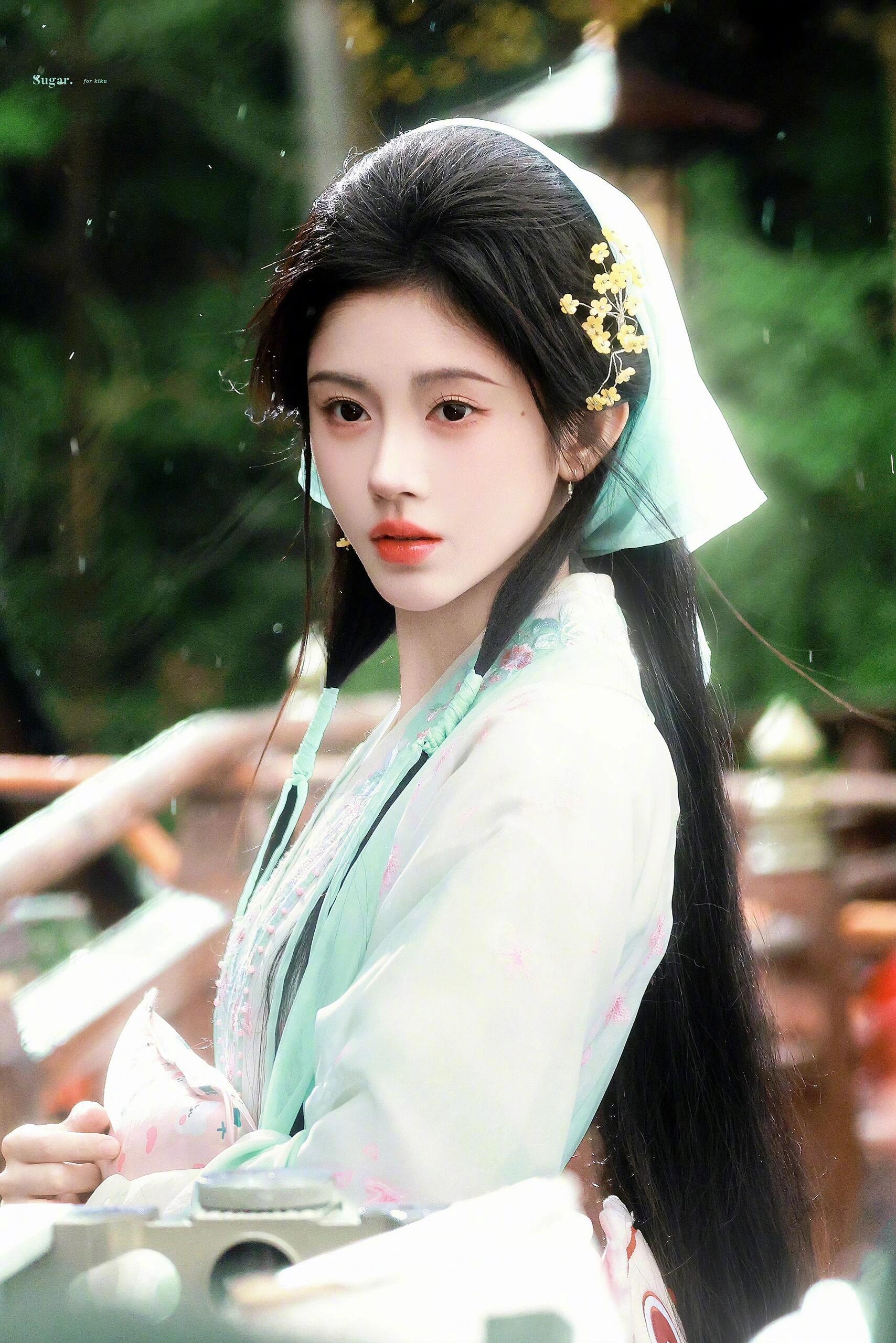 #咪咕星鲜事##鞠婧祎月鳞绮纪预约近200万#露芜衣好美～狐耳白发仙气又灵动，每