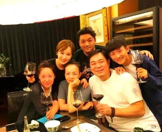 这张合照，我一眼就认出了玉手支颐的宋丹丹，端着酒杯的高亚麟，笑容灿烂的张一山，玉