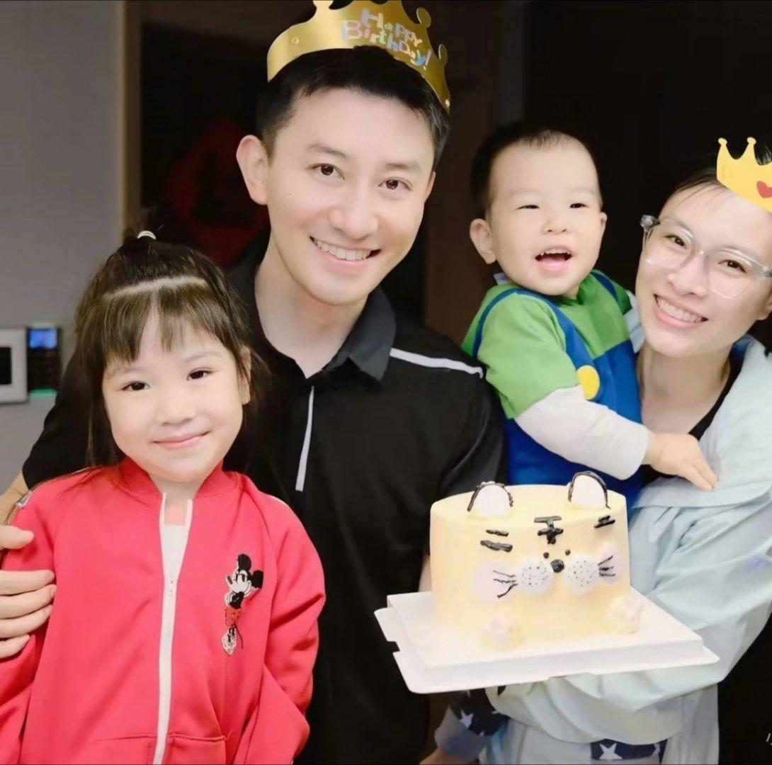 吴敏霞的老公真帅，这颜值不出道很可惜。 