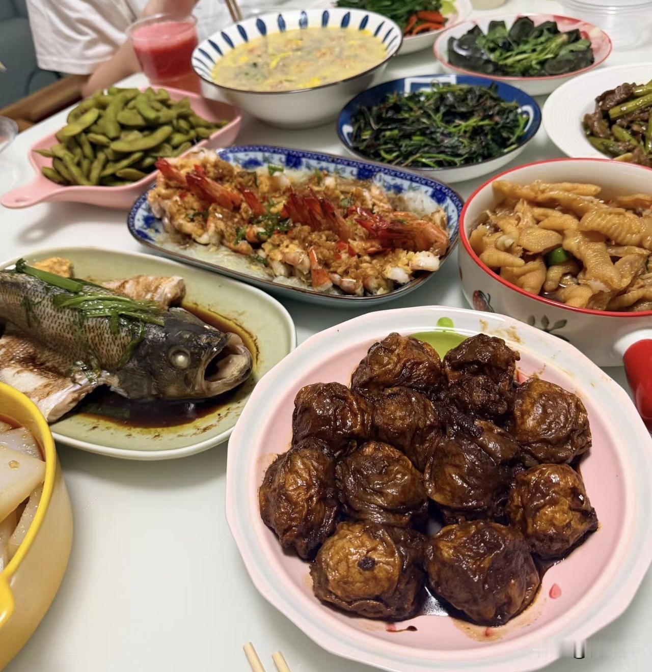 晒图笔记大赛满满一桌的家常硬菜，鲜鱼大虾荤素齐全，烟火气拉满，吃得心满意足，平凡