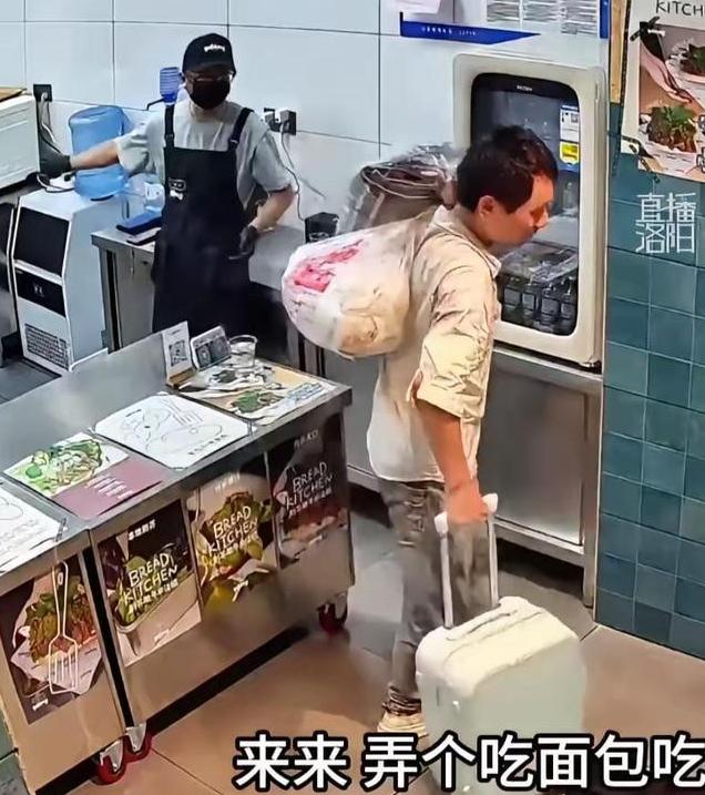 河南郑州，一男子进面包店向店员讨水喝，店员本以为男子是口渴，结果却发现对方连喝8