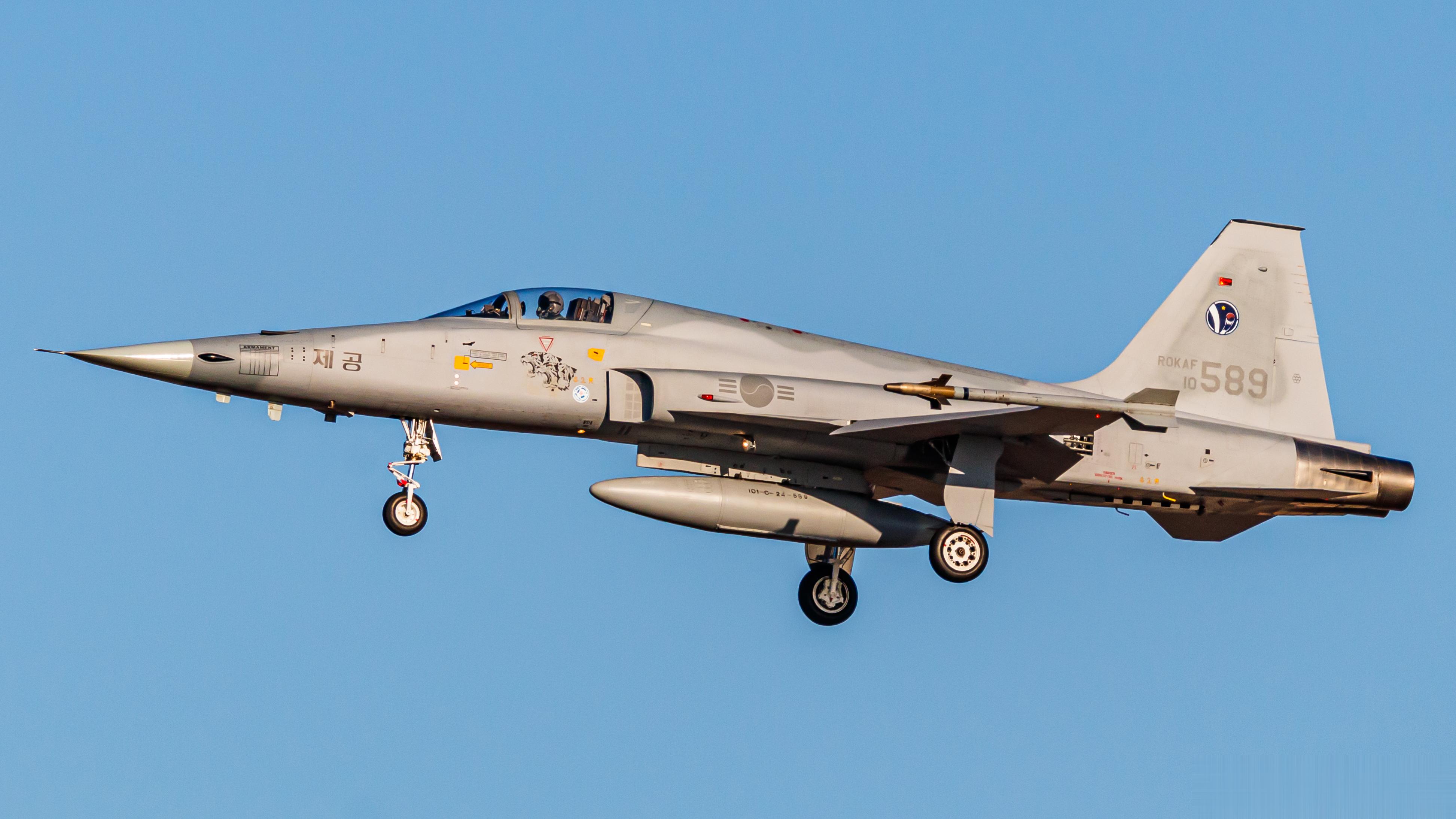 韩国水原基地的KF-5E#航空[超话]##武器装备[超话]# ​​​