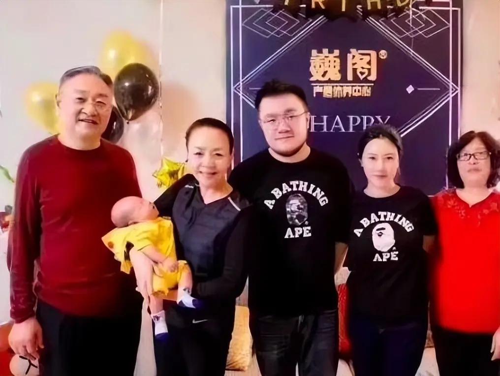 世事无常！英达66岁寿宴画面曝光，满头沧桑尽显晚年真实状态
 
近日，一段英达6