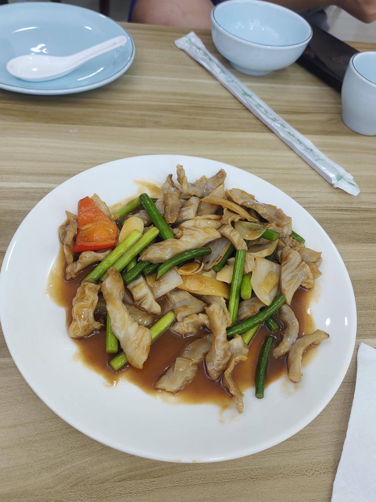爷爷下班，我们五位一起去吃饭。这次是去东丽区一个村子吃饭。哪里好多福建莆田人做汽