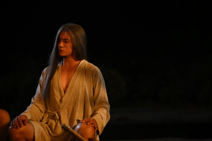 看完电影镖人大家心里都有竖了 看完镖人，于适的竖让我念念不忘！灰白长发显气质，刀