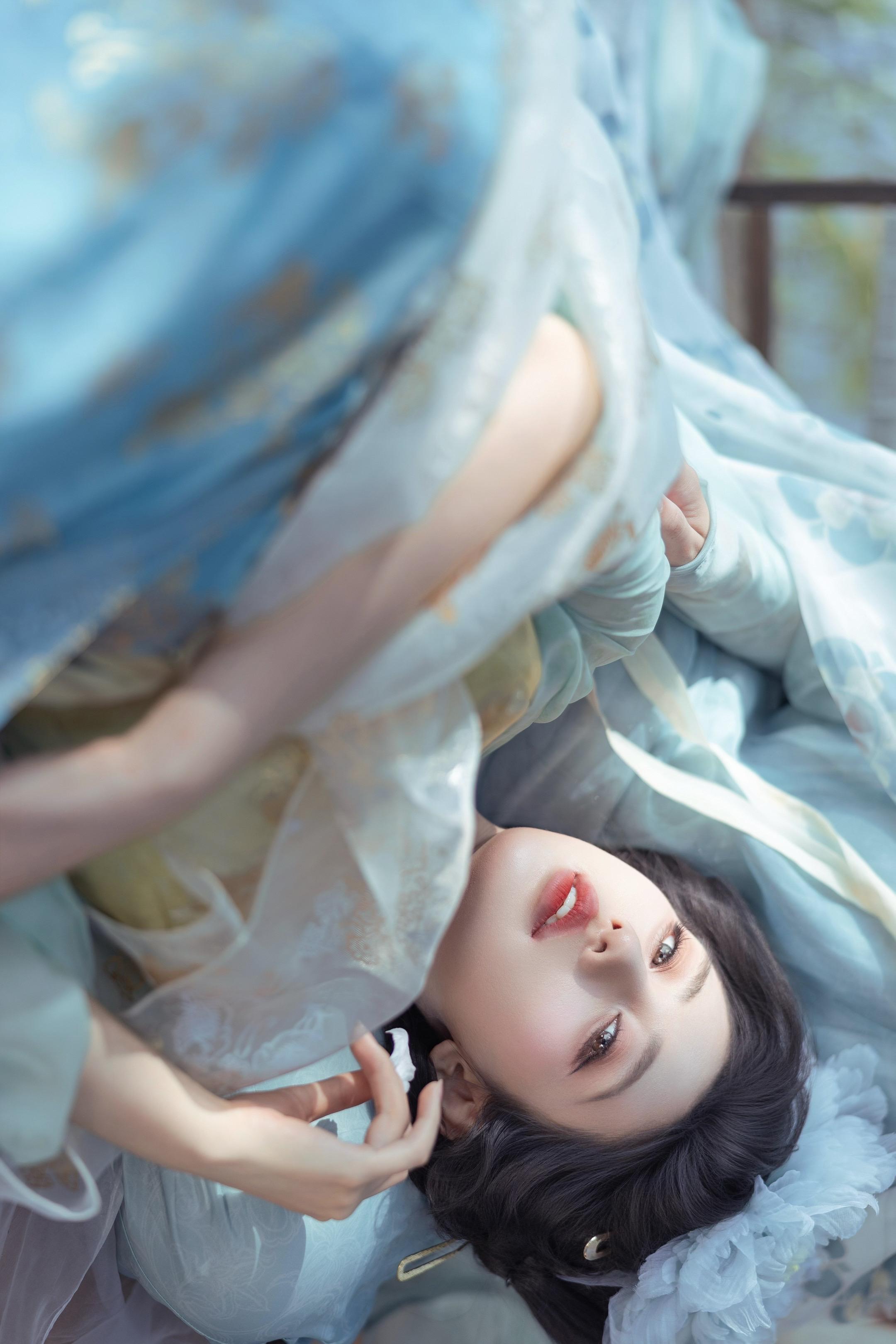 ‘ 她站在光里、就是盛唐 ’