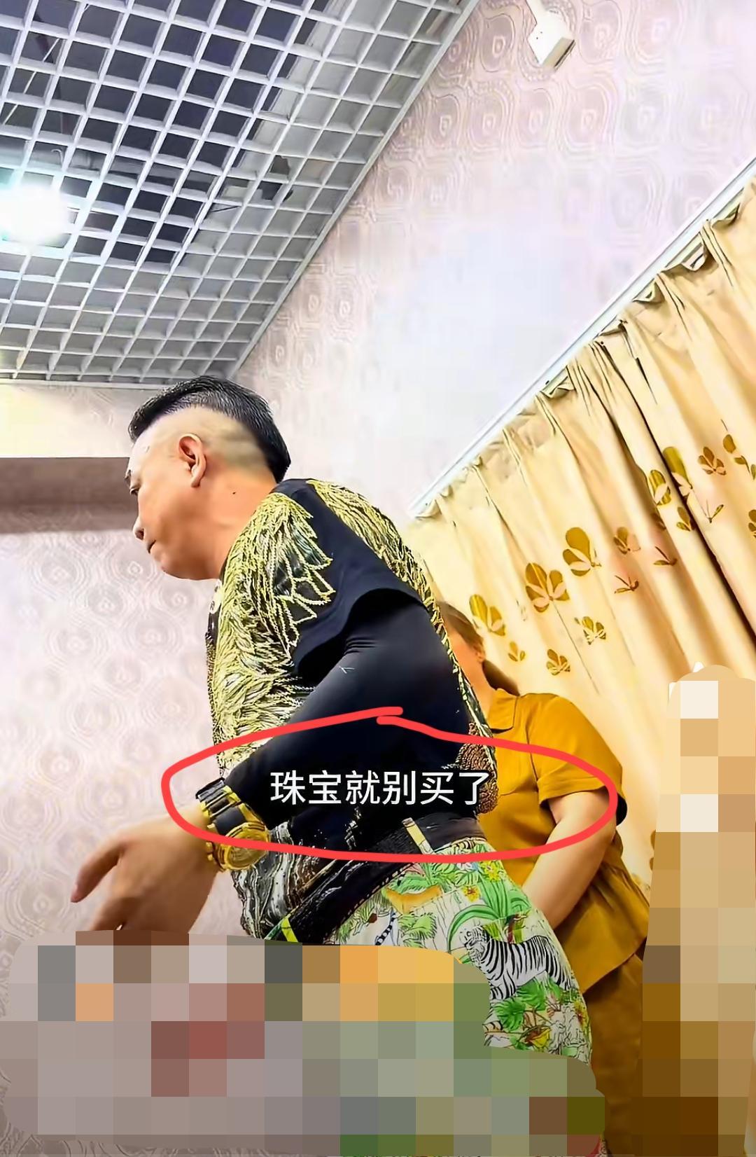 珠海旅游，游客被旅行社带进一家珠宝店，得到号称澳门最大的“珠宝商”老总亲自接见，