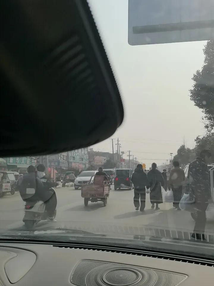 快过年了，街上的人和车都多起来了[泪奔]