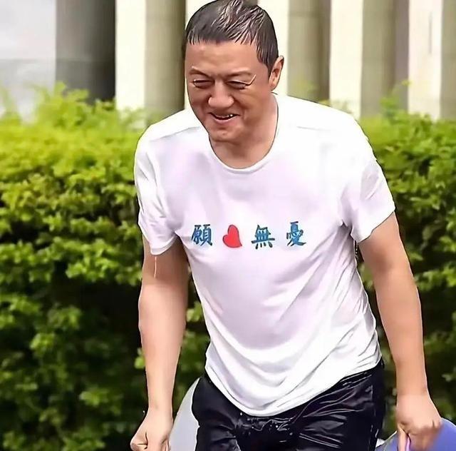 某过气天王现在混得真惨，当年有王菲还作没了，事业一路下滑，五十多岁瞎投资亏得底儿
