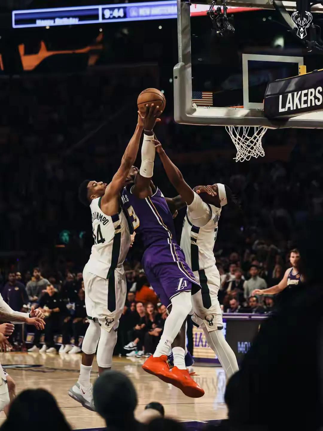 说实话，太失望了。湖人这个赛季但凡打强一点的队都会吃瘪。雄鹿这个赛季战绩不咋地啊