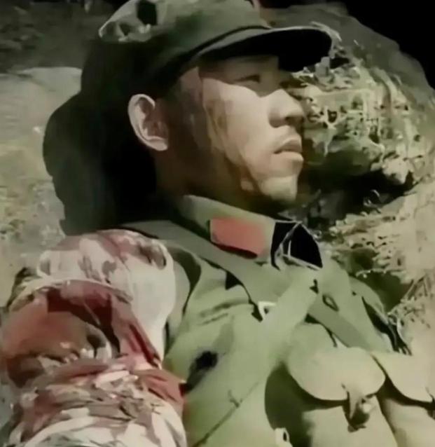 这张是蒋金柱烈士最后一张留在世上的照片，照片中的他，头部被子弹击中，手臂被打断，