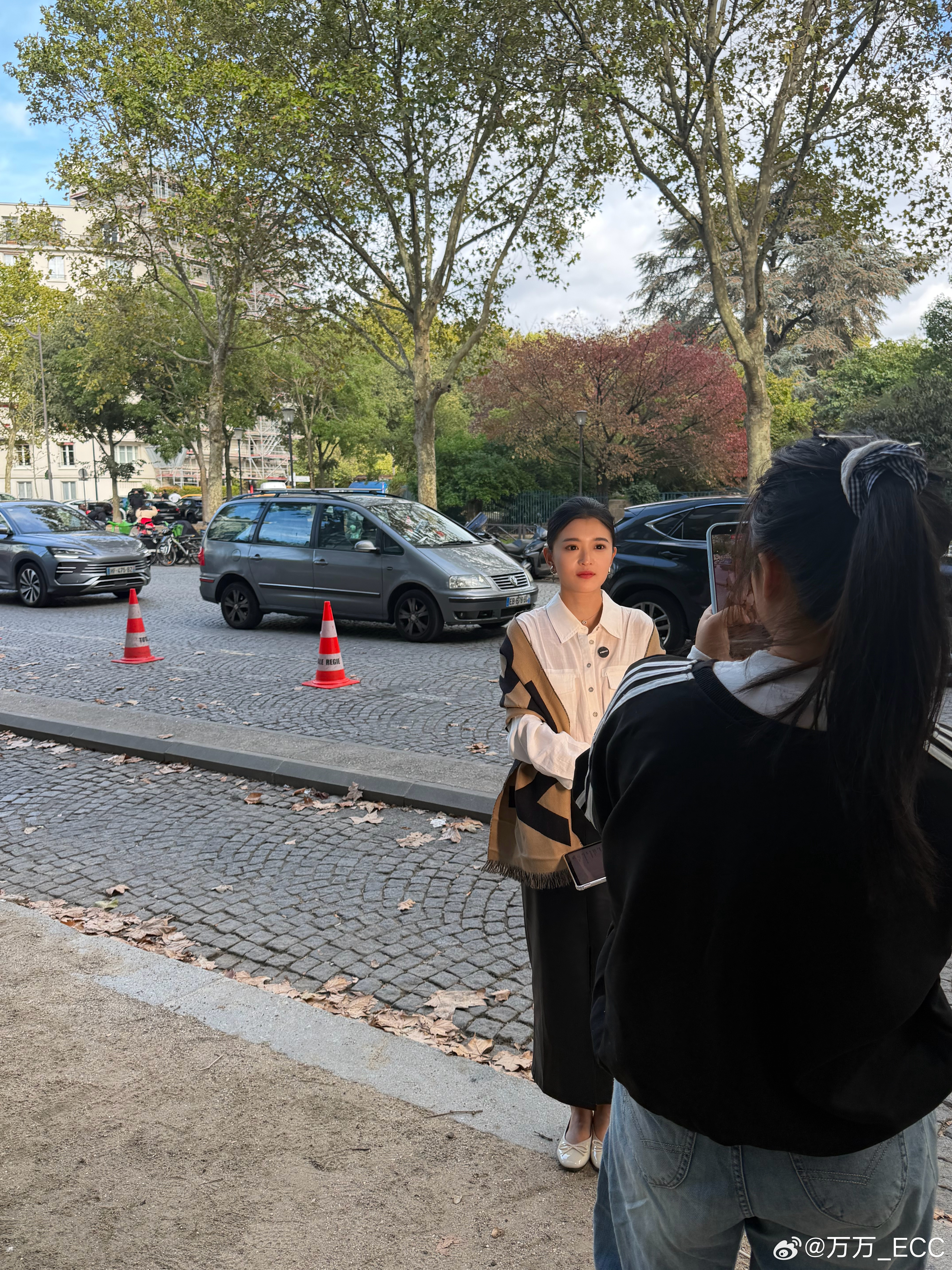 酒店突发火警，全体紧急疏散女明星条件艰苦依然坚持工作  ​​​