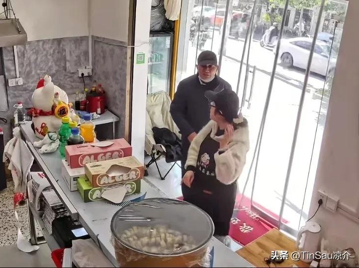 10月5日中午11点36分，江苏省扬州市东升新区，一家肉筋卷饼小吃店迎来了一个奇