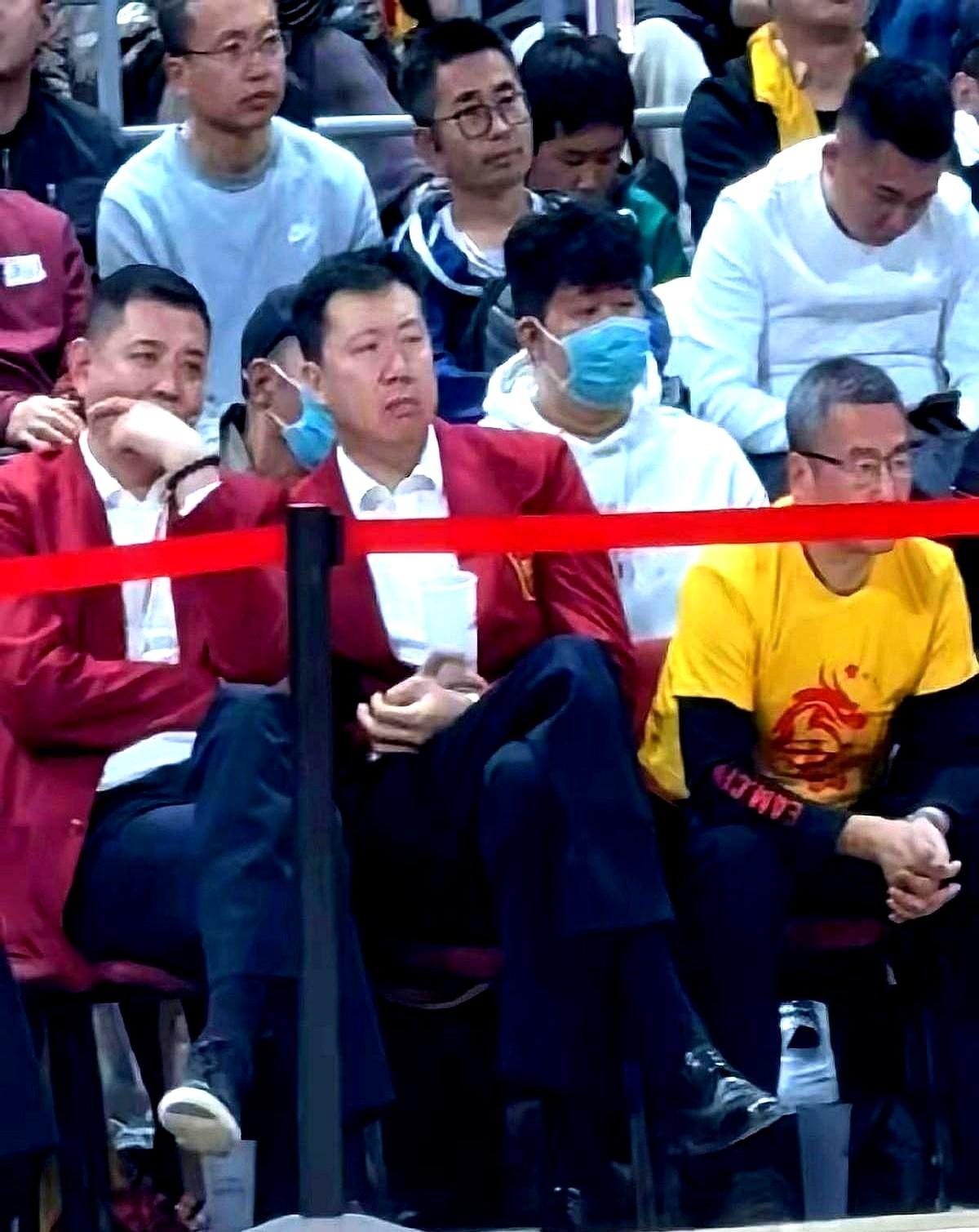 全场最扎心的，不是输球。

巩晓彬和王治郅这两位当年让对手都不敢走直道的狠人，如