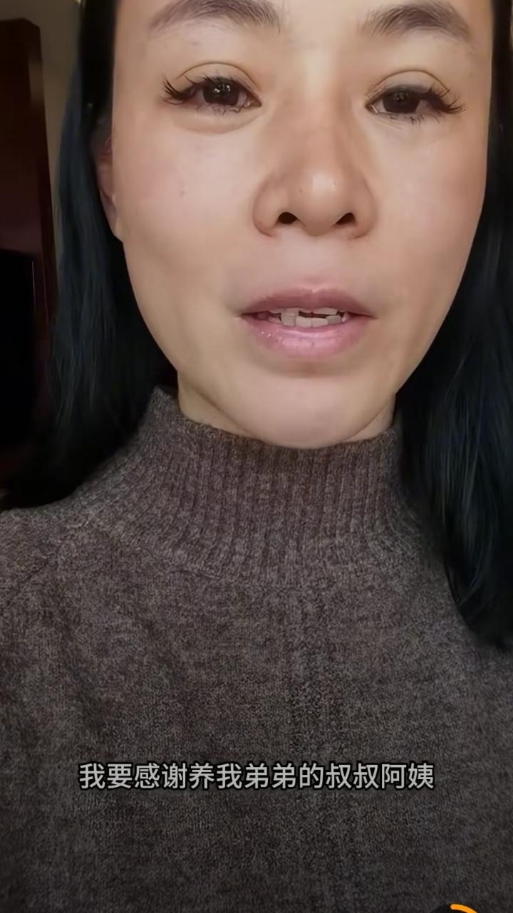 李林发了最新视频感谢弟弟李鑫在广东的养父母一家人，她特意准备仙桃毛嘴鸡肉、家乡零