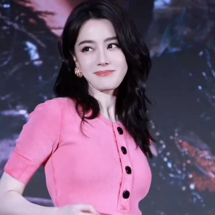 迪丽热巴今天有好几场直播，好多种风格～ 