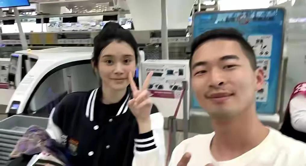 奚梦瑶素颜和路人合影，被吐槽颜值普通，她回应不化妆就是很普通。

奚梦瑶化妆其实