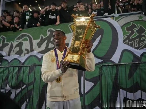 今晚国安收官战，夺冠--离别相互交织…一边是球迷们还沉浸在足协杯夺冠的喜悦，一边