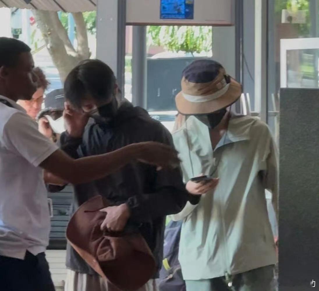 走过来一路上耀文自然而然在前面，亚轩跟在后，下一步要摘口罩了，亚轩还安心地耍手机