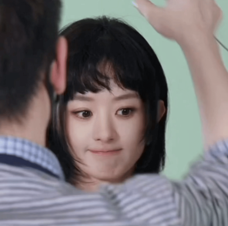 赵丽颖喜欢自己的新发型｜赵丽颖 咋这么可爱捏，我也很喜欢新发型🥰 