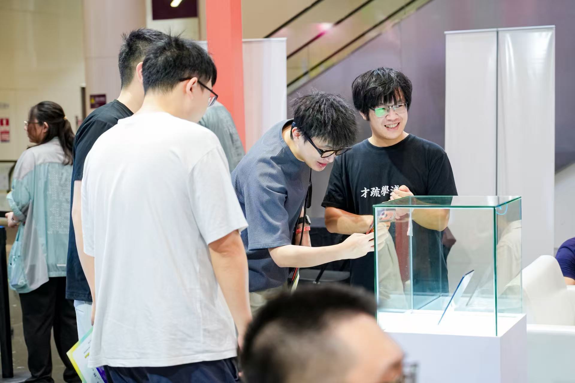 嗯哼？深圳核聚变游戏嘉年华展示了款神秘新品？还给罩住了不给上手 这是联想拯救者的