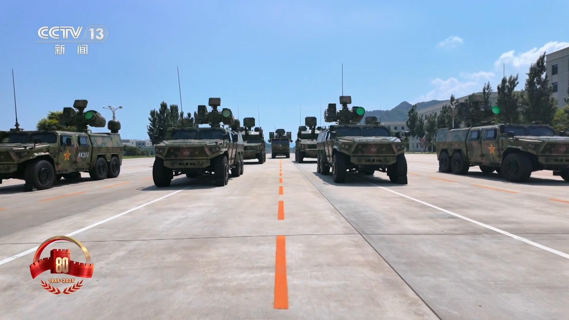 九三盛大阅兵国之重器亮相阅兵场反无人机方队包括反无弹炮系统、高能激光武器系统、高