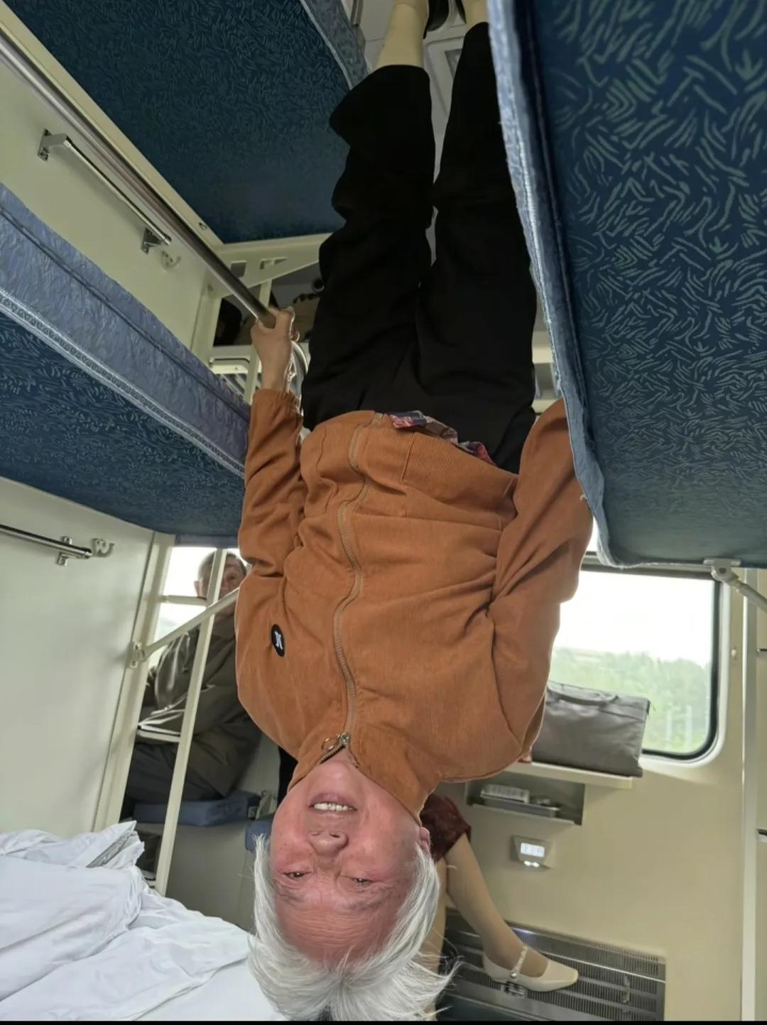 以后不让座了！
我怀疑过视频是反着拍的，都没想到是奶奶在卧铺上玩倒立！

坐过火