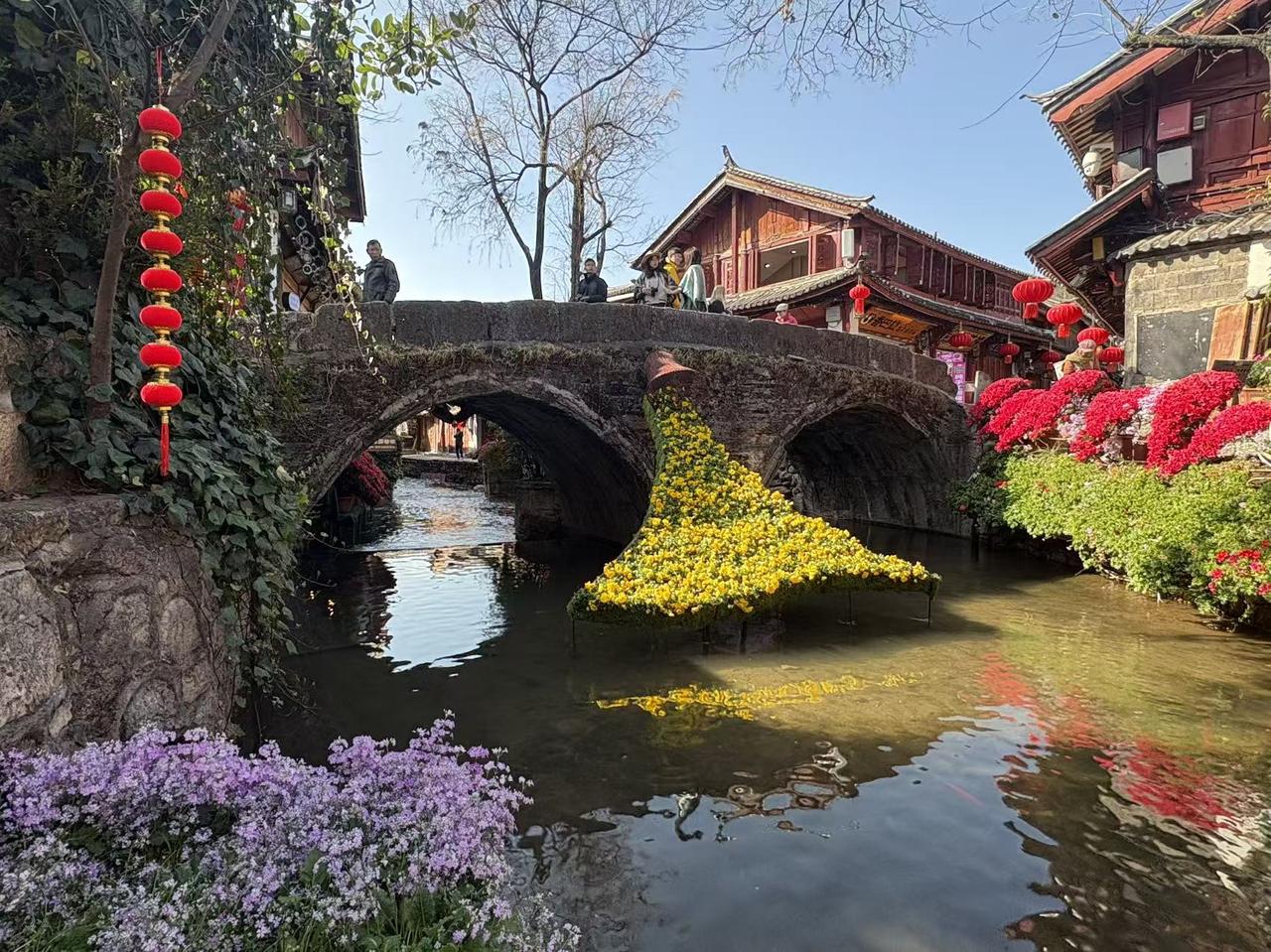 集卡领红包丽江，位于云南省西北部，是一座融合自然美景与民族文化的古城。这里拥有保