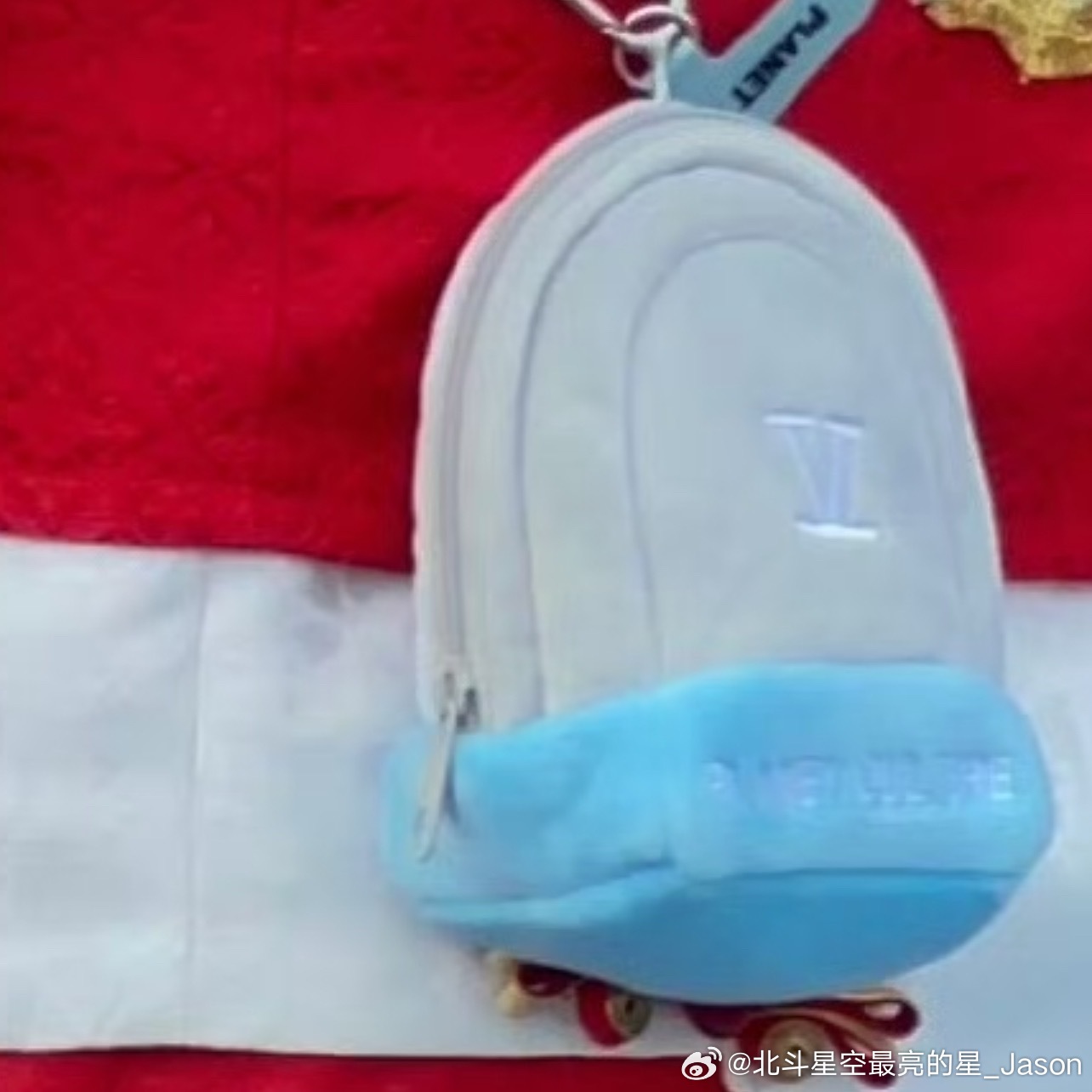 宝宝背着小包包里面装着小宝宝 这包以后也会出的吧 