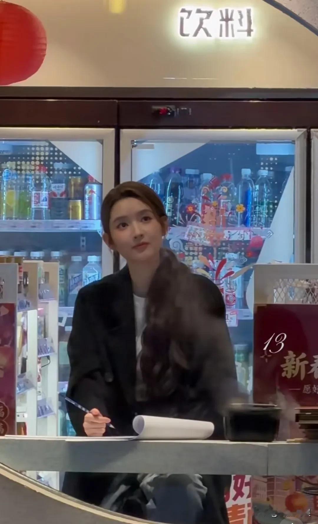王玉雯现身上海街头拍戏，抓拍图那么美吗？感觉她也是相当不上镜的美女呀！
生图比电