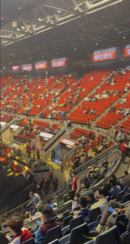 大家心里有多空落落，
莎莎脚会有多疼。
她女单半决赛左脚受伤退赛，混双决赛还咬牙