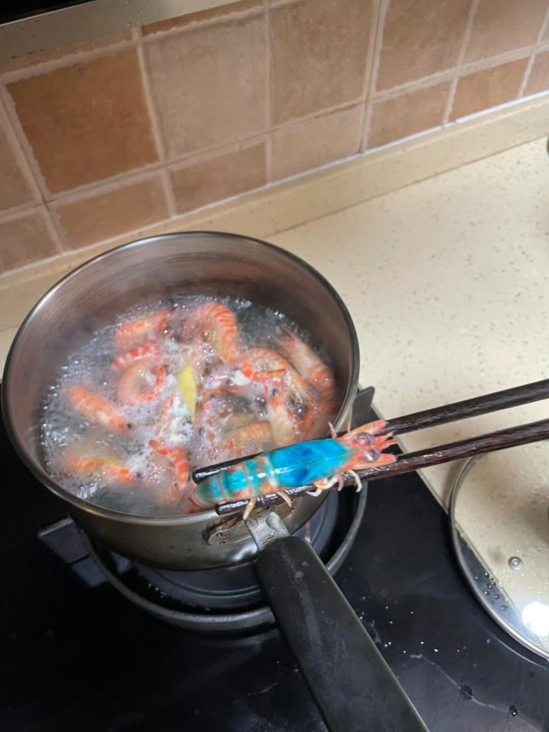 盒马斑节虾煮熟渗出蓝色液体，客服一句“正常可吃”引发全网热议！上海王女士花40多