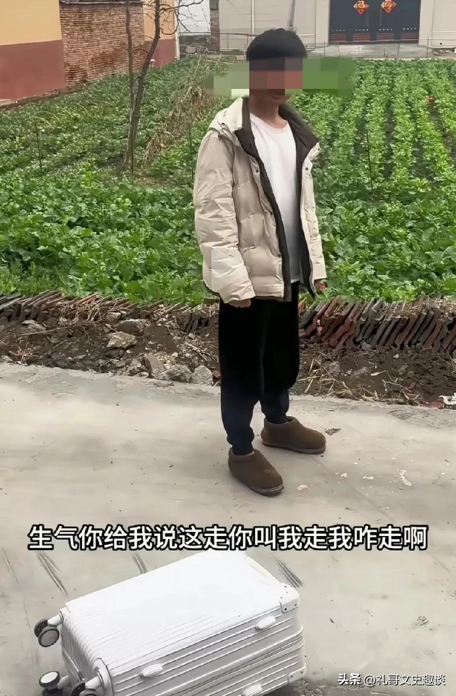 男子在家躺平板，不上班，被老婆给轰出来了。都过了年一个多月了，男子也不说上班，天