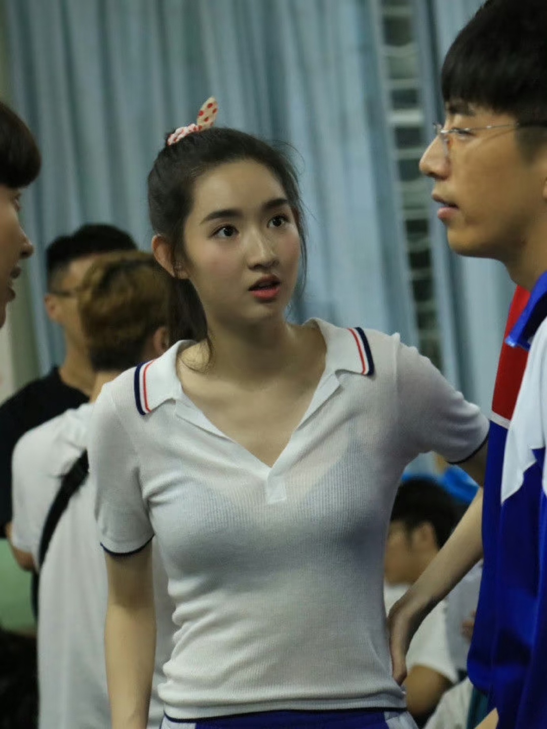 王玉雯演校园剧穿这样透的校服合适吗？导演是怎么想的…… 