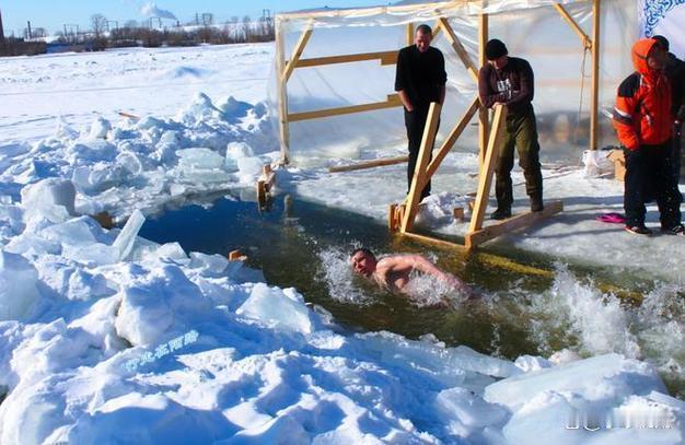 零下30℃天，俄男子把1岁儿子3次浸入冰水！孩子一脸茫然

你敢把一岁的孩子扔进