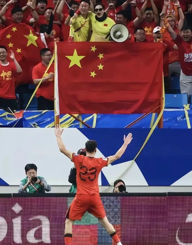 寒门出贵子！父母双亡、靠卖苞米捡瓶子糊口的拜合拉木入选U23国足，带着哥哥牺牲的