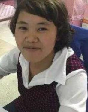 2002 年，一个 17 岁的小姑娘，双手被手铐铐着跪在地上，拼了命喊自己是冤枉