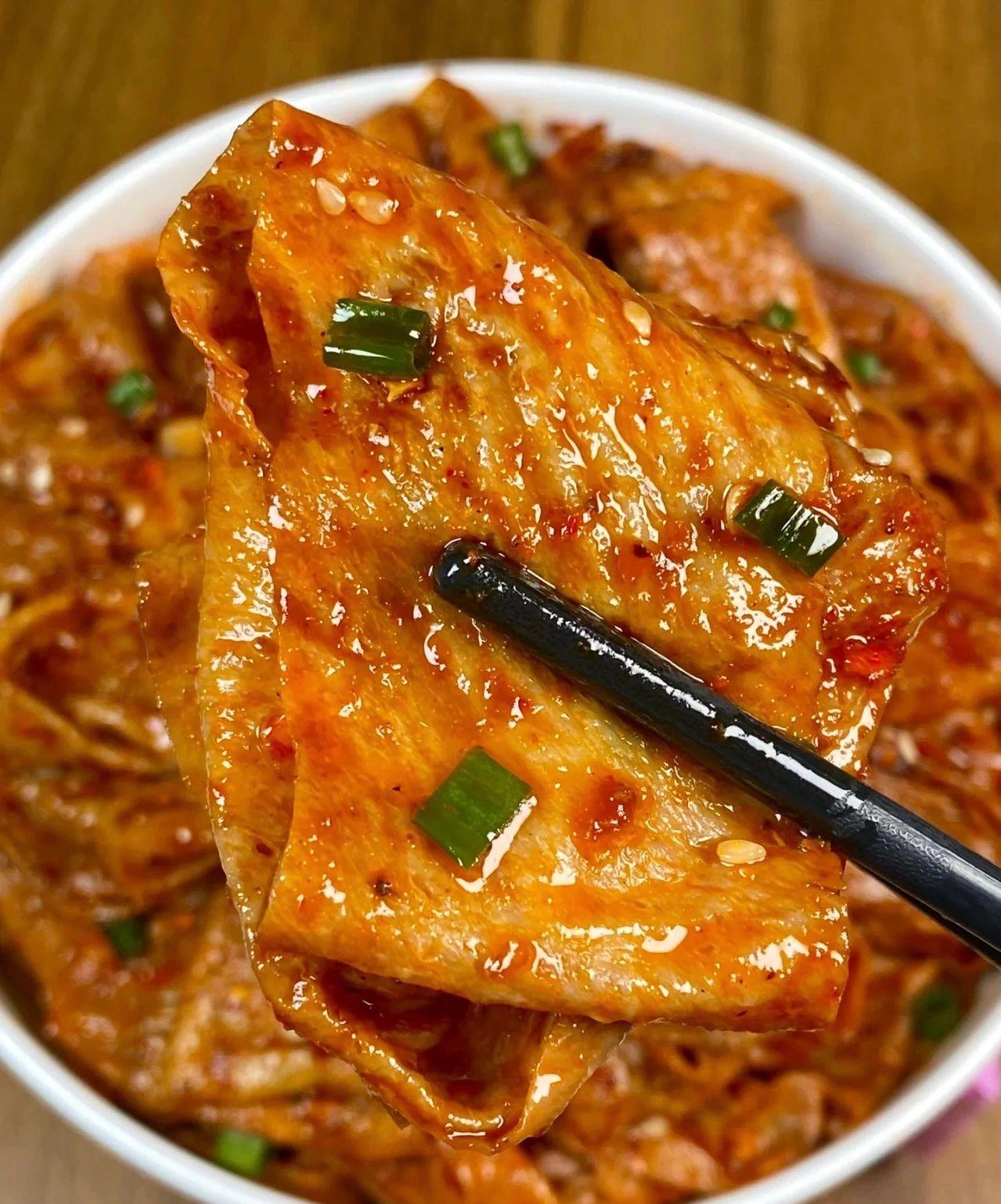 香哭了！这道香辣豆皮真的泰泰泰好吃啦！！豆皮裹满料汁，香辣过瘾！拌米饭味道也泰香