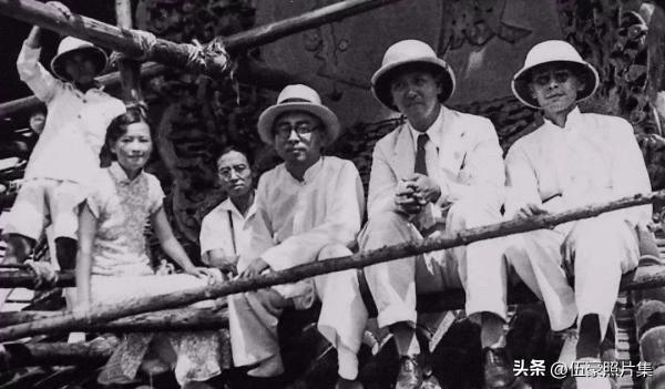 1935年，梁思成、林徽因与文物整理委员会负责人考察天坛修缮工地，在房顶的合影照