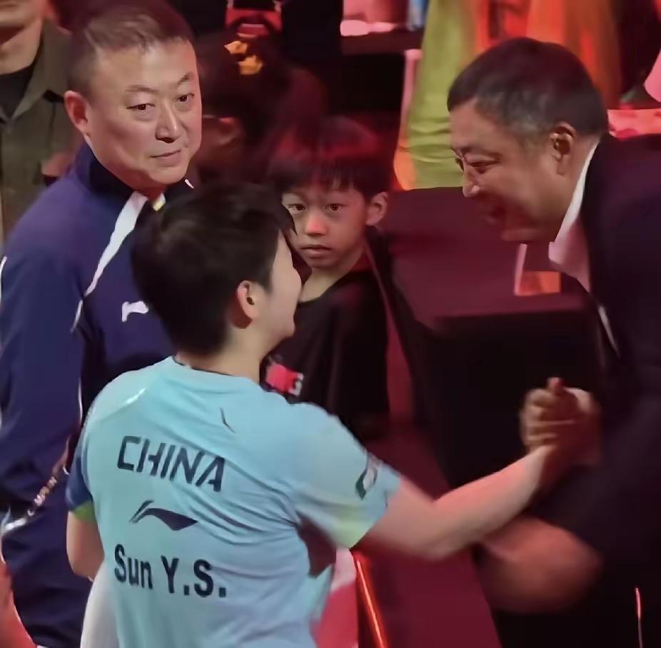 刘国梁来看莎莎比赛了，画面好温馨
莎莎战胜早田希娜之后，和马琳教练一起，穿越人群