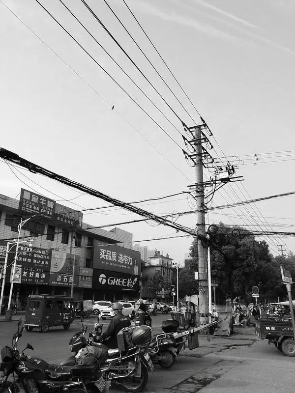 今天让我开心的小事还真不少。想起之前看到的那些生活糗事，就忍不住乐。有人走路鞋进