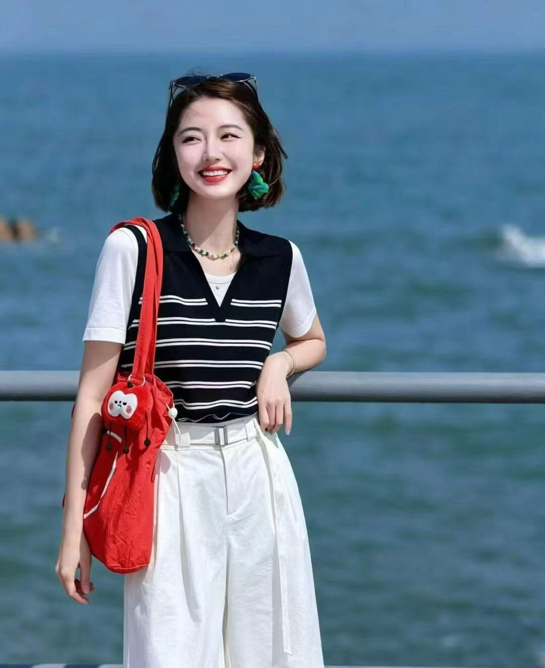 海边度假穿搭指南清爽白裤+条纹背心搭配红色小包元气满满！🌊👗👒