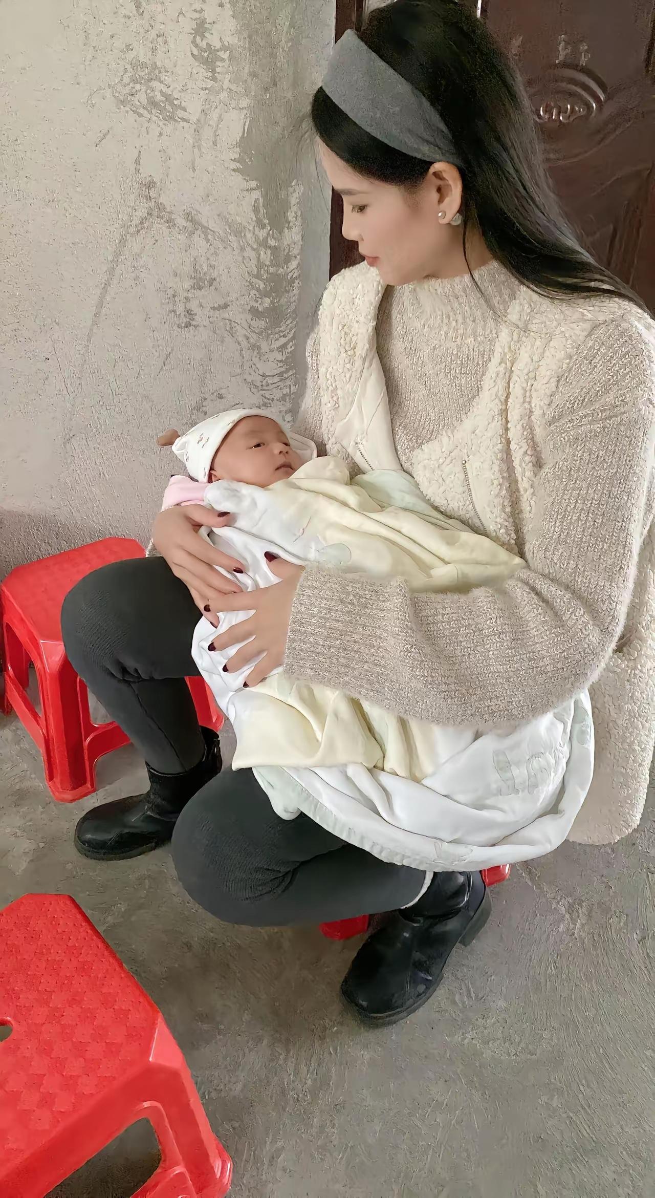 河南淮滨县的刘女士火了，就因为她37岁当上了奶奶。这事网上讨论可激烈了，好多人怀