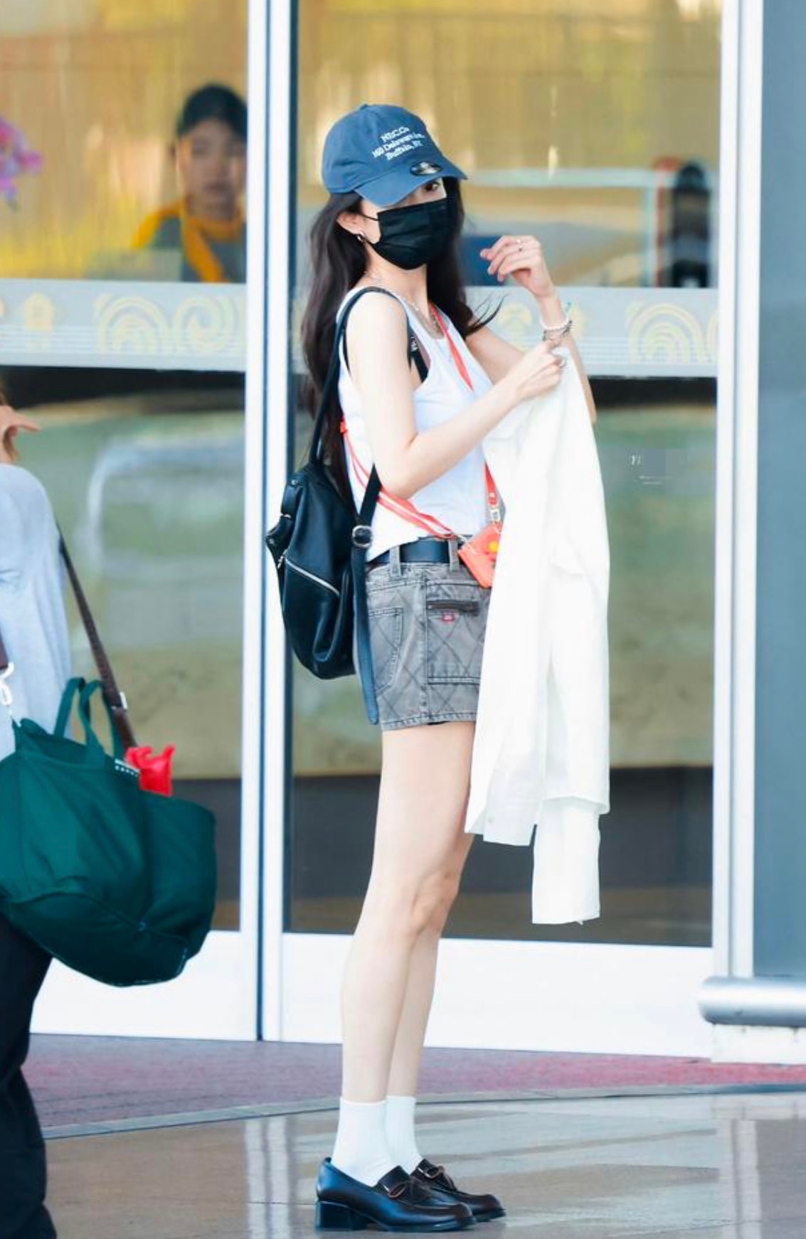杨幂夏日机场穿搭，每一套都好好看，不愧是把机场走成秀场的女人！ 