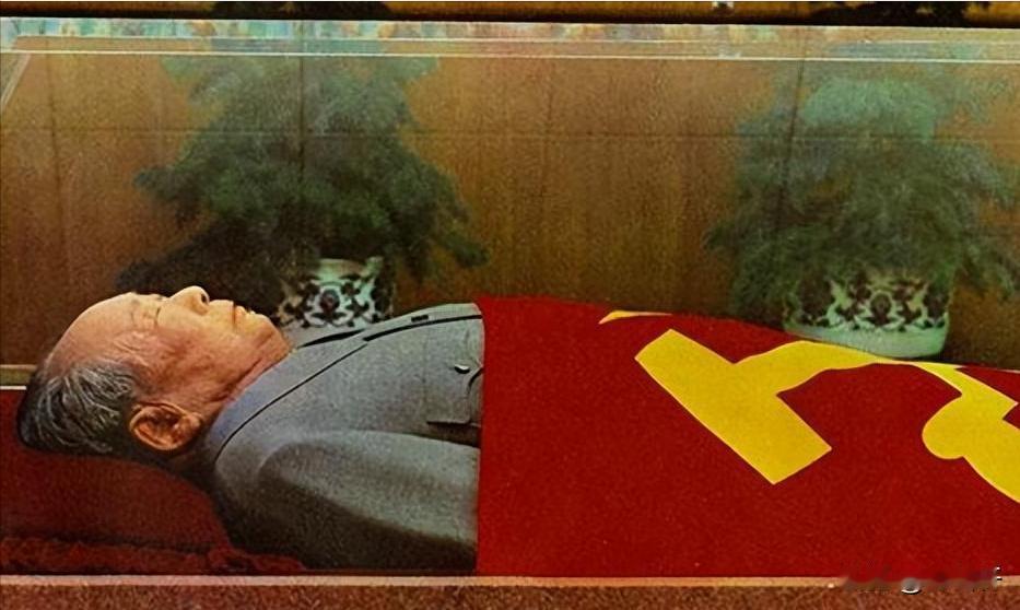 --邓小平对毛主席纪念馆的评价：建是不妥当的，但也不赞成拆掉。
 
（信源：人民