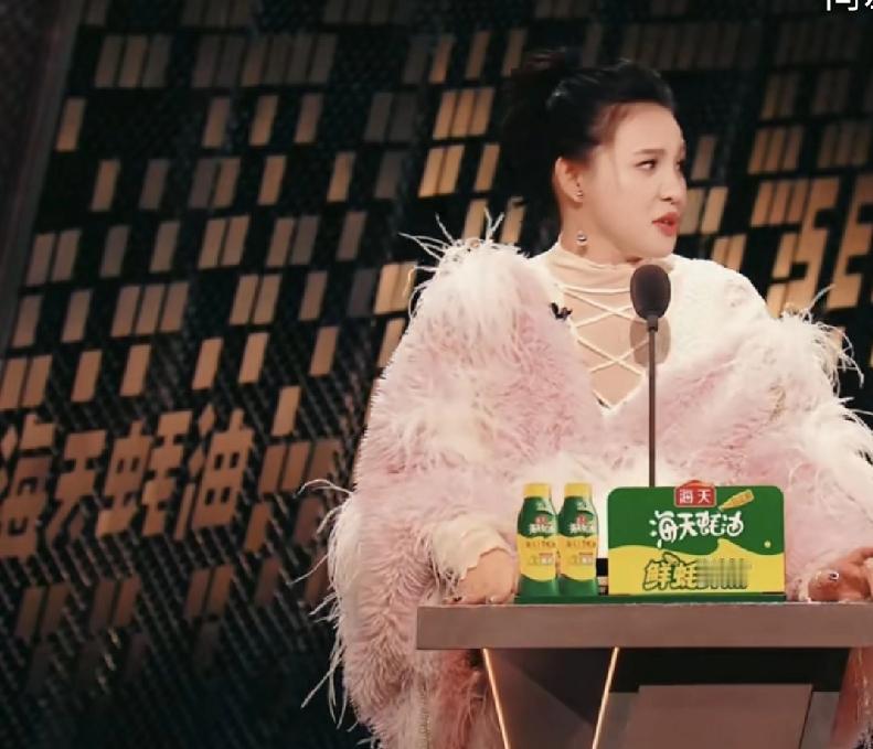 被谢依霖圈了一波耶✌🏻
以前只觉得她疯疯癫癫，闹闹腾腾。
但是在脱口秀表演中真