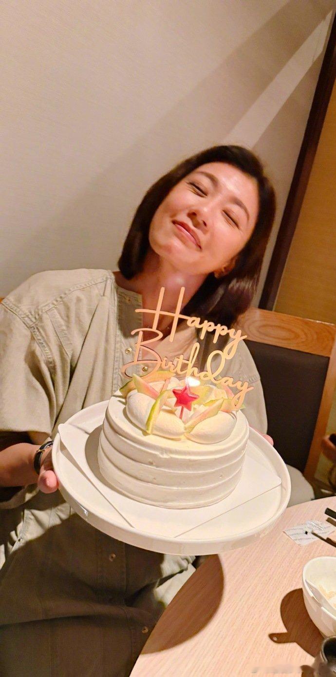 贾静雯51岁生日发文贾静雯51岁生日晒照 贾静雯生日分享了好多精彩瞬间，和亲友小