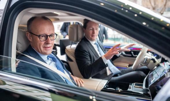 2月26日，德国总理默茨在北京参观了梅赛德斯-奔驰后，突然失去了“自信”。因为当