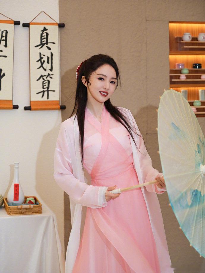 董璇cos白蛇董璇这白蛇造型也太绝了！温婉又有仙气，简直是从画里走出来的白素贞本