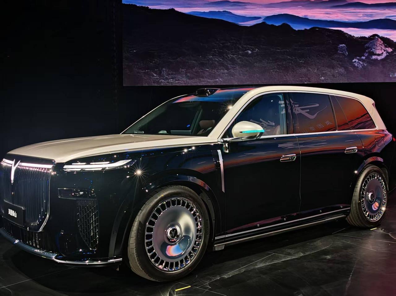 岚图泰山用56年东风造车底蕴+华为顶尖智能科技的双重buff，给出了中国旗舰SU